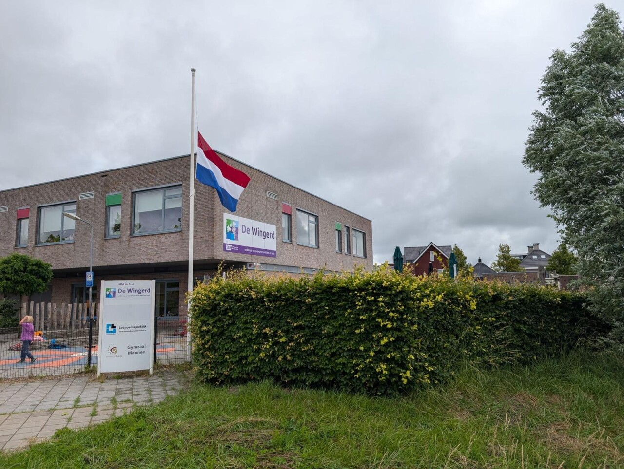 De Wingerd met vlag halfstok